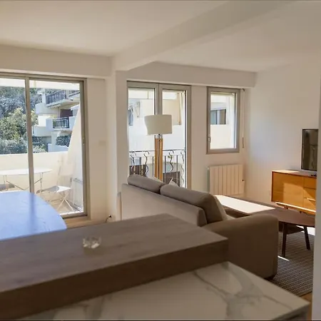 T2 Avec Terrasse. Piscine/parking *
